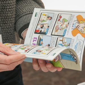 Person holding comic book that has been translated into Spanish